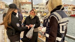 Gelibolu’da polis, kadına el kalkmaz broşürü dağıttı