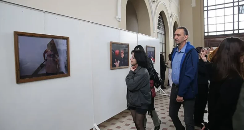 Film sahnelerinden esinlenerek çekilen kurgusal fotoğraflardan sergi