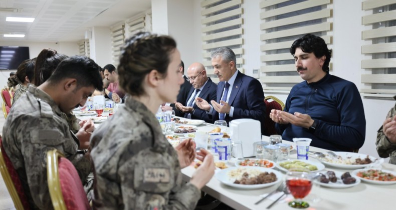 Suriye sınırındaki Mehmetçikle iftar