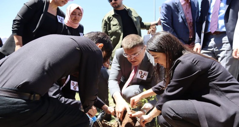 MAKÜ öğrencileri depremde kaybettikleri arkadaşlarını unutmadılar!