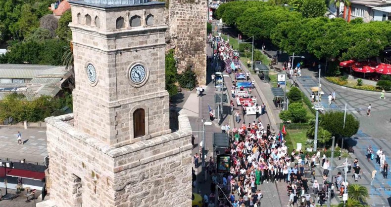 Antalya caddeleri Yörük Göçü’yle şenlendi