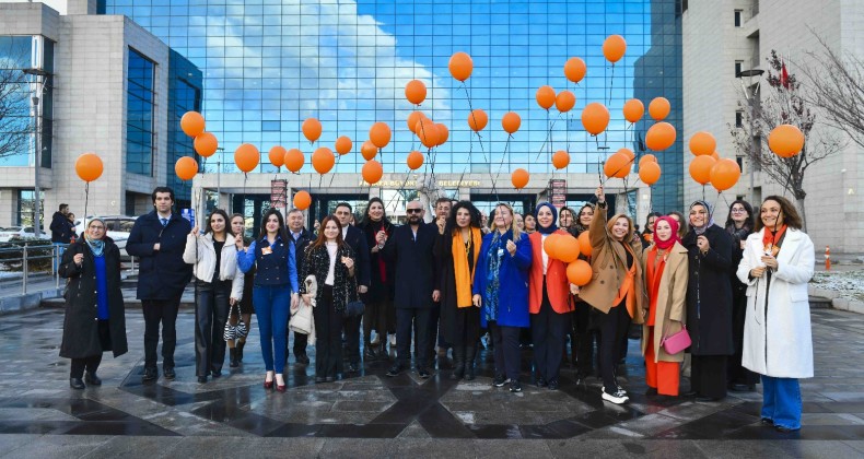 Ankara Büyükşehir Belediyesi kadınlar için gökyüzüne balonlar bıraktı