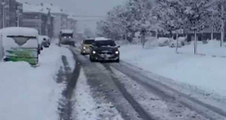 Yoğun kar yağışı nedeniyle bazı illerde eğitime ara verildi