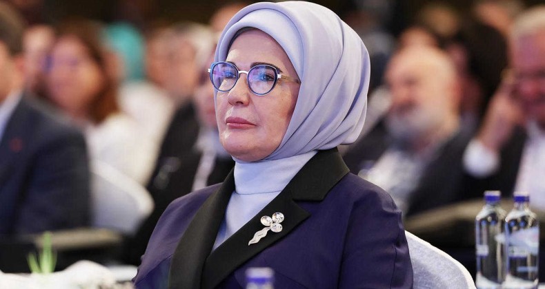 Emine Erdoğan, Çınar Derneği Karma Sergisi’nin açılışını yaptı