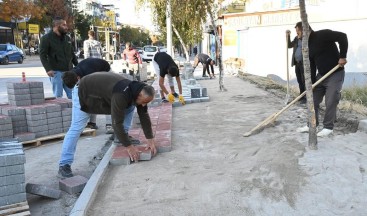 Isparta’da sokak ve caddelerde kaldırımlar yenileniyor