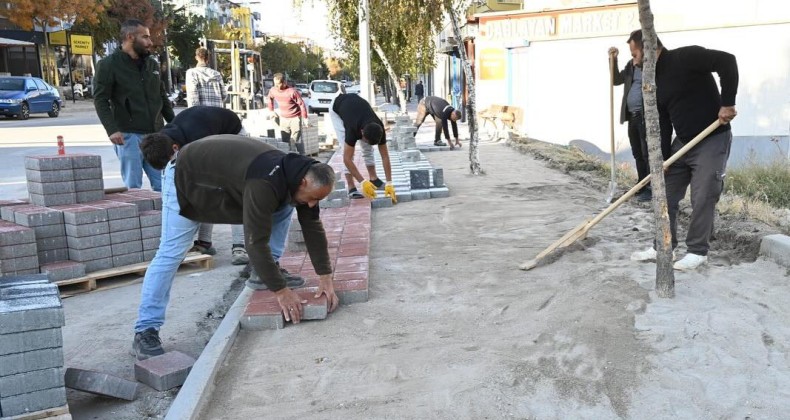 Isparta’da sokak ve caddelerde kaldırımlar yenileniyor