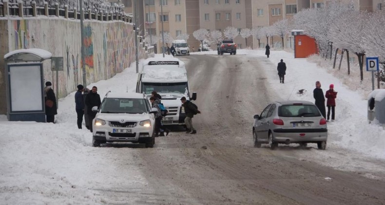 Van’da kar yağışı hayatı olumsuz etkiledi – Birlik Haber Ajansı