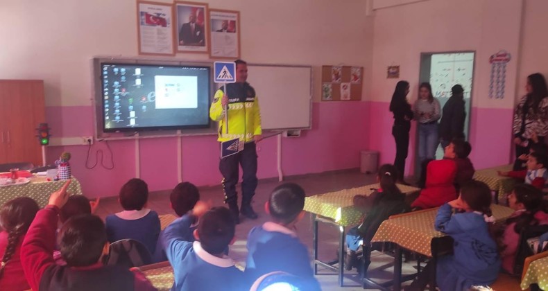 Kars’ta İlkokul öğrencileri trafik kuralları konusunda bilgilendirildi – Birlik Haber Ajansı