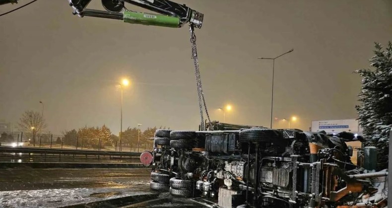 İstanbul’da kar küreme kamyonu devrildi: 1 yaralı – Birlik Haber Ajansı