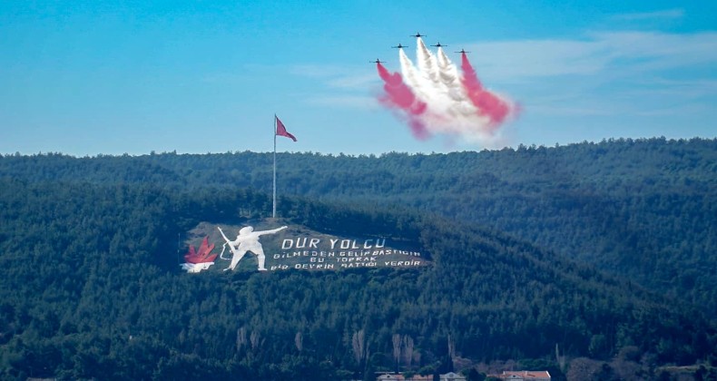 Çanakkale’de Türk Yıldızları gösterisi: Saygı uçuşu ve deniz zaferi coşkusu – Birlik Haber Ajansı