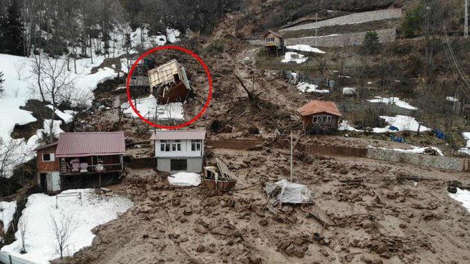 Artvin’de korkutan heyelan: Ev havada taklalar attı – Birlik Haber Ajansı